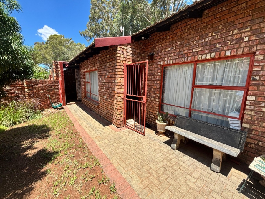 2 Bedroom Property for Sale in Langenhovenpark Free State